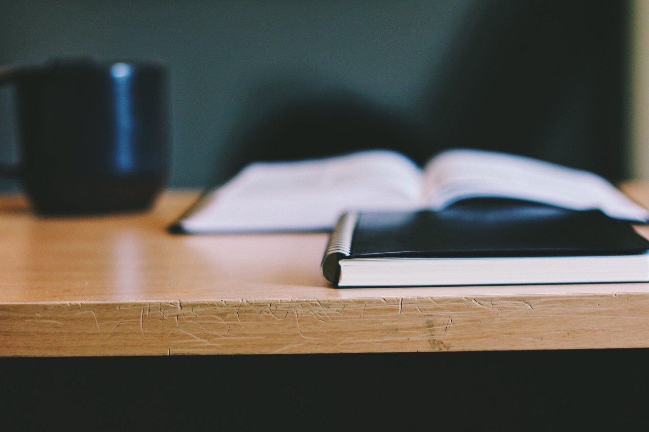 オフィスで書類を前に相談する様子