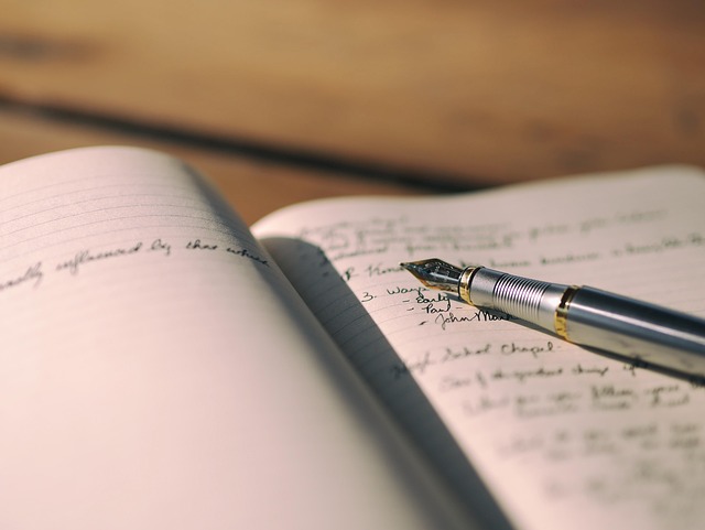 書類をファイルに整理して保管する様子