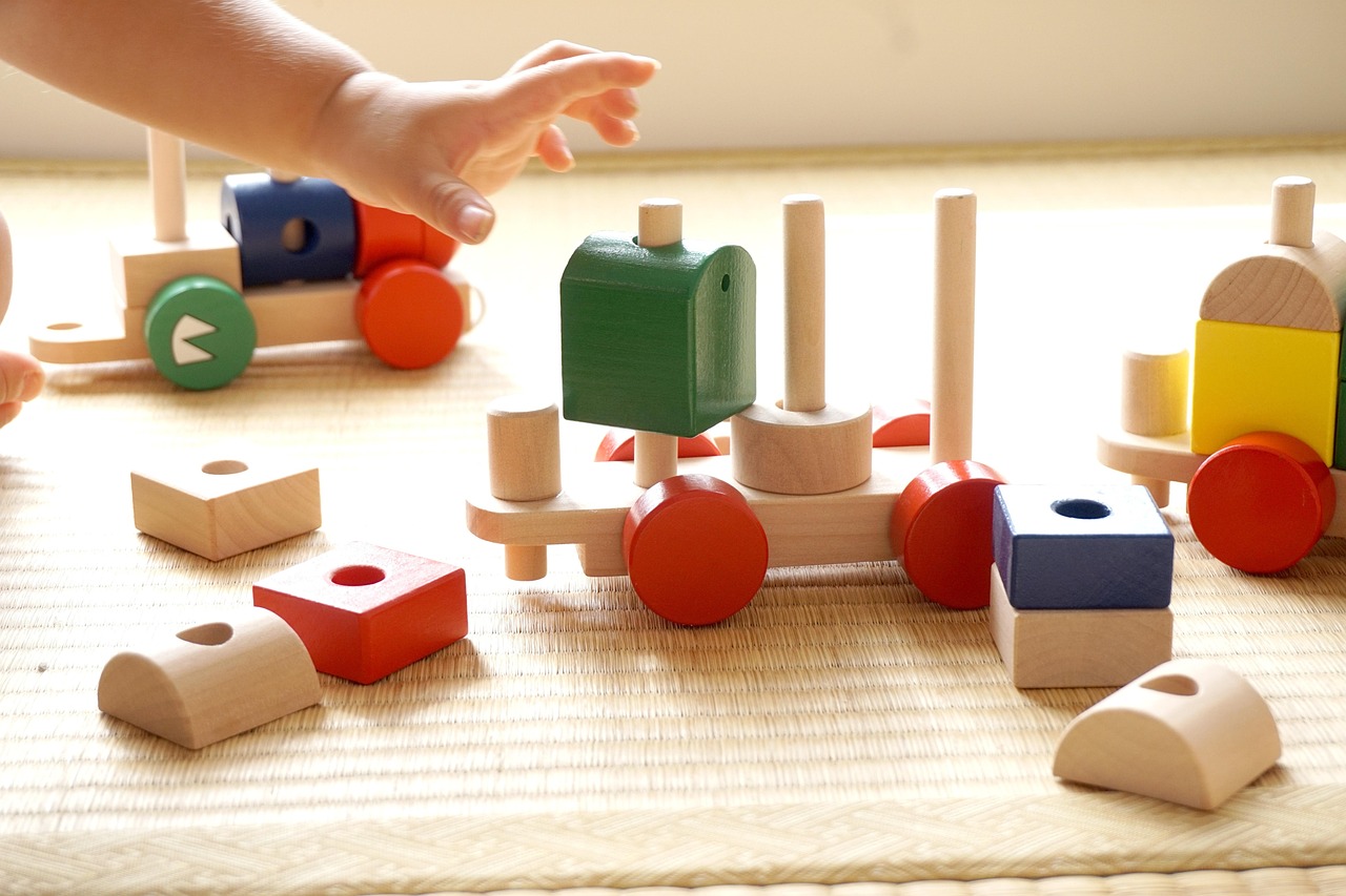 療育で使う遊具に触れる子どもの手