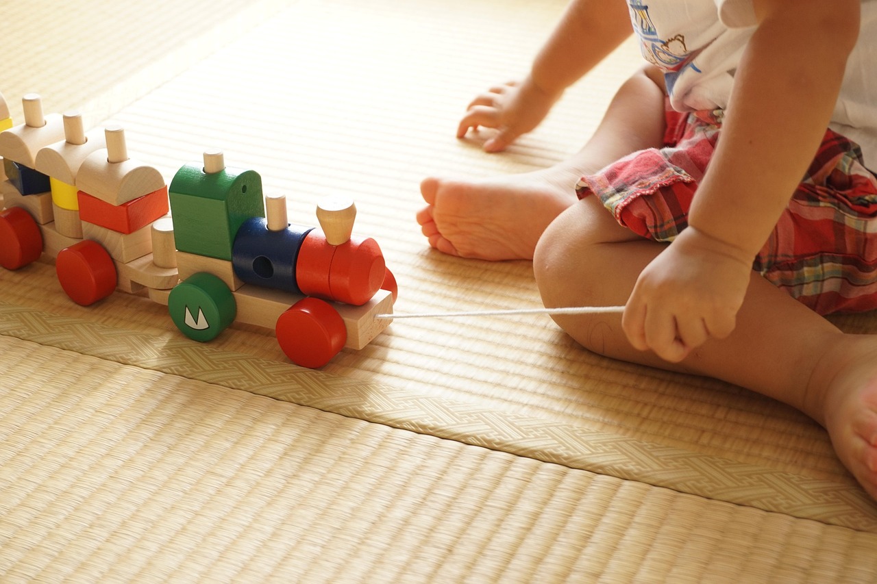 積み木で遊ぶ子どもの手元