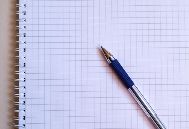 整理されたデスク上の書類ファイル