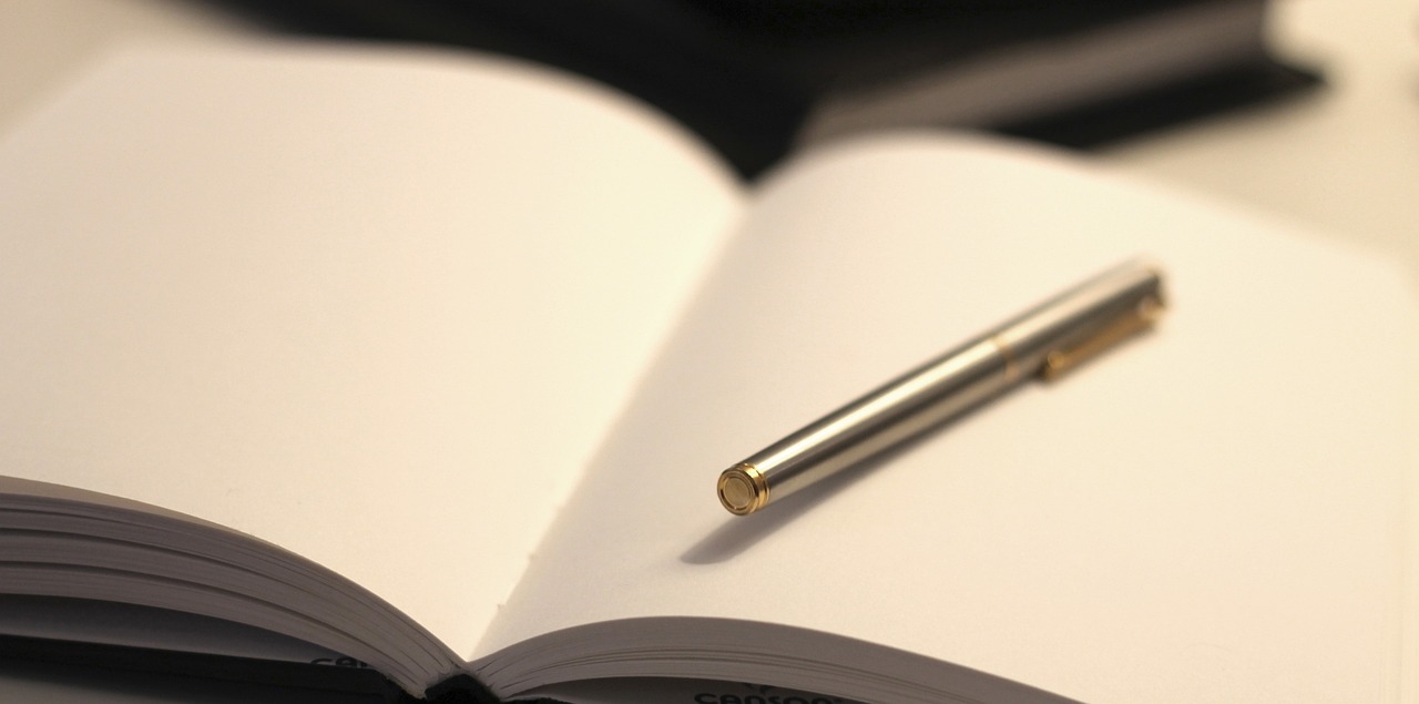 書類を種類ごとに整理するファイル