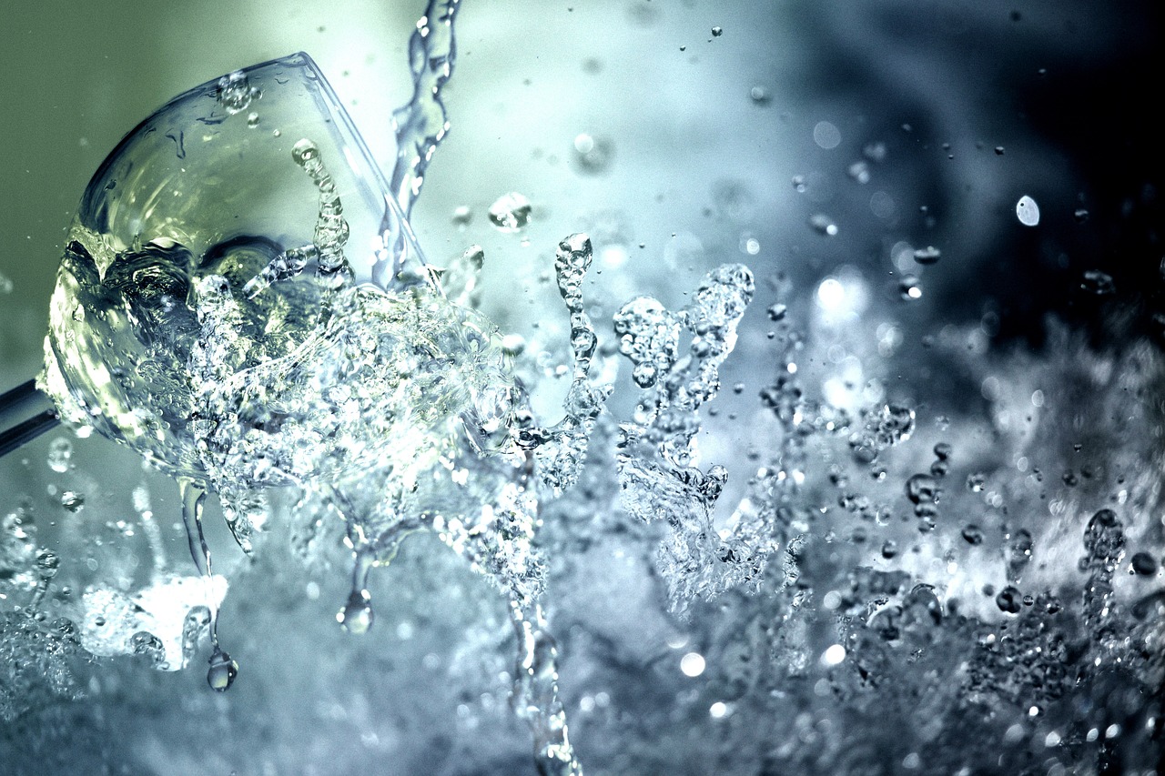 水分補給を促すコップの水