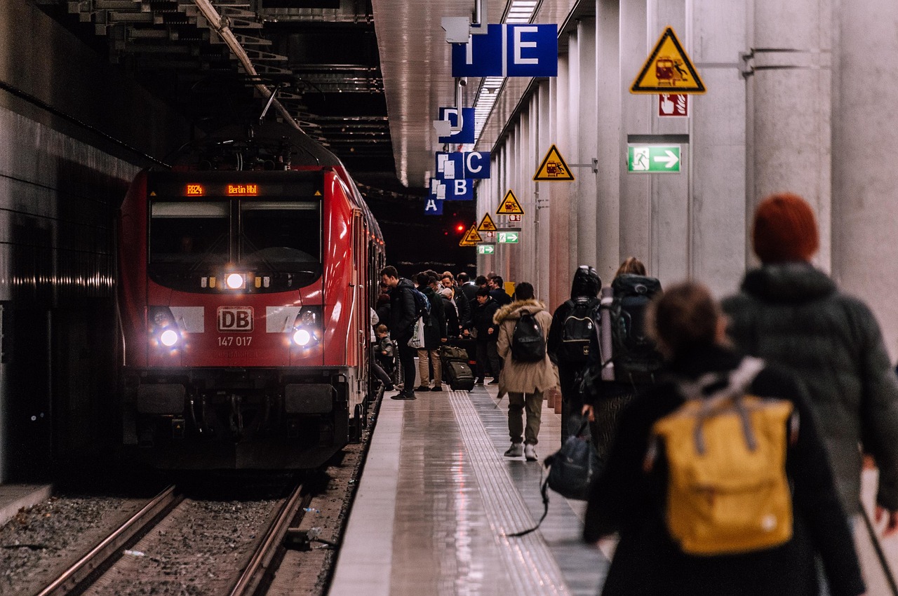 外出先の駅で電車を待つ様子
