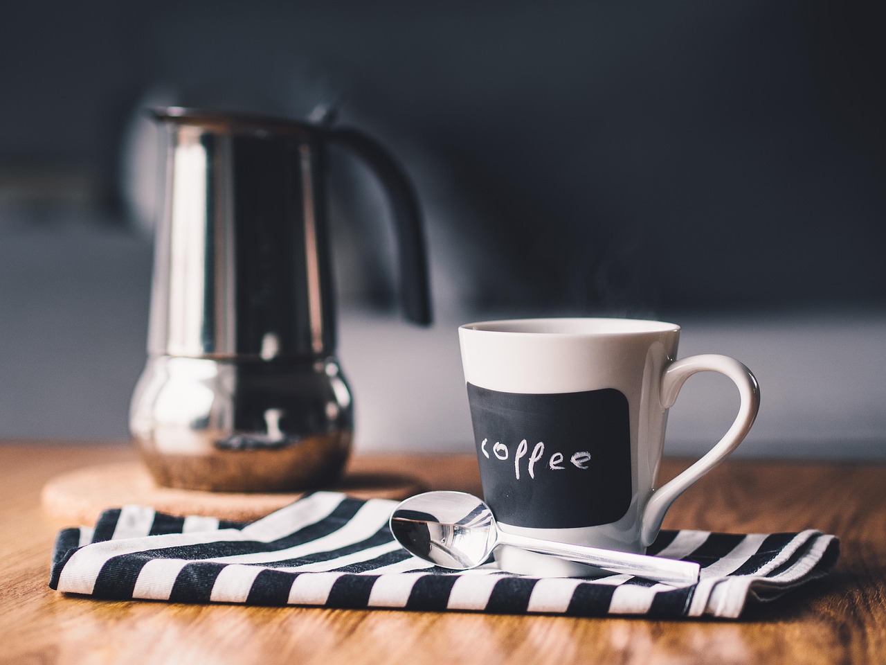 休憩時間にコーヒーカップを手にする様子