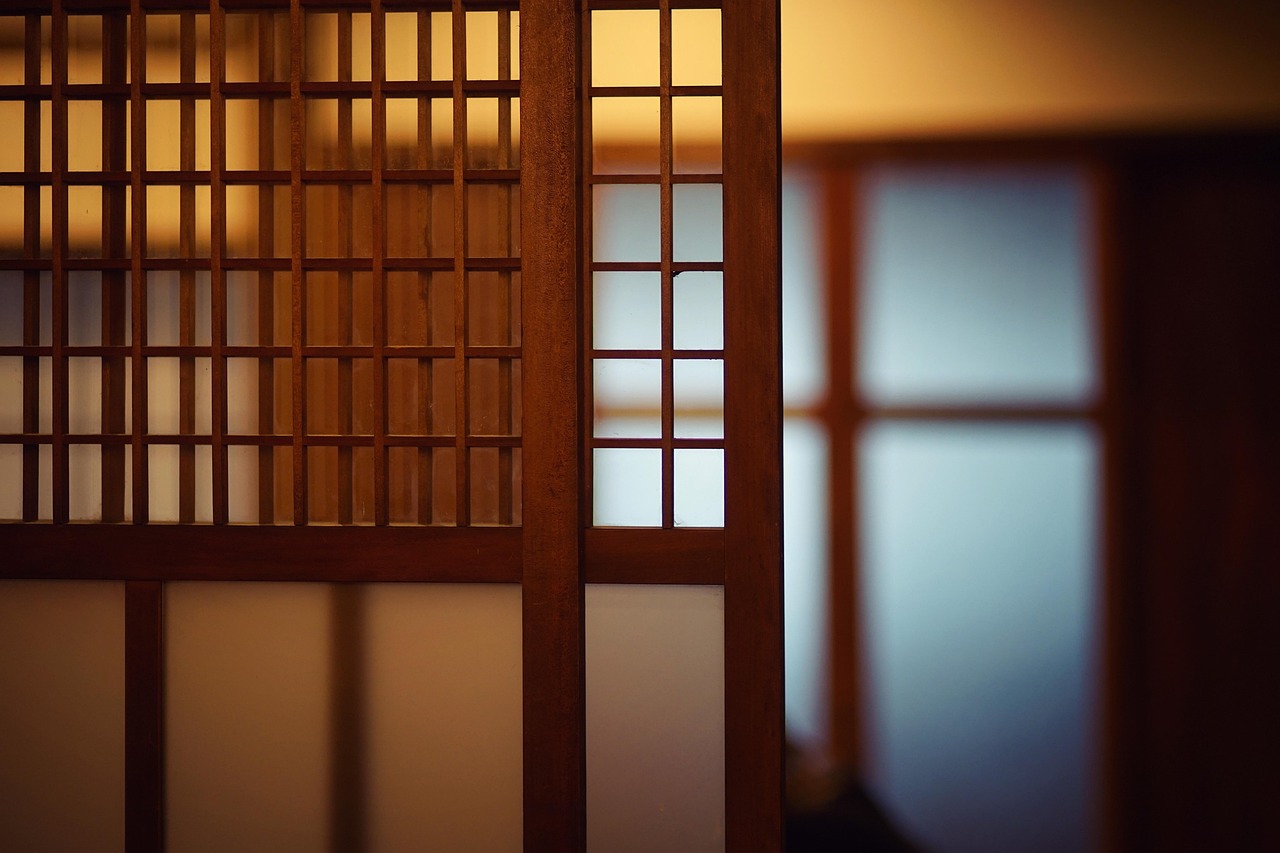 落ち着いて過ごせる静かな部屋の様子